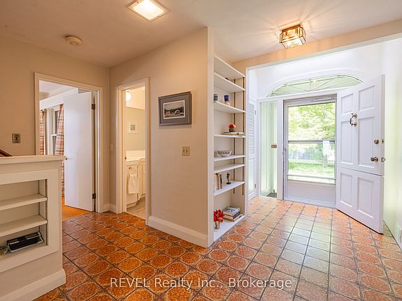 4th image of 2133 Macdonald Dr