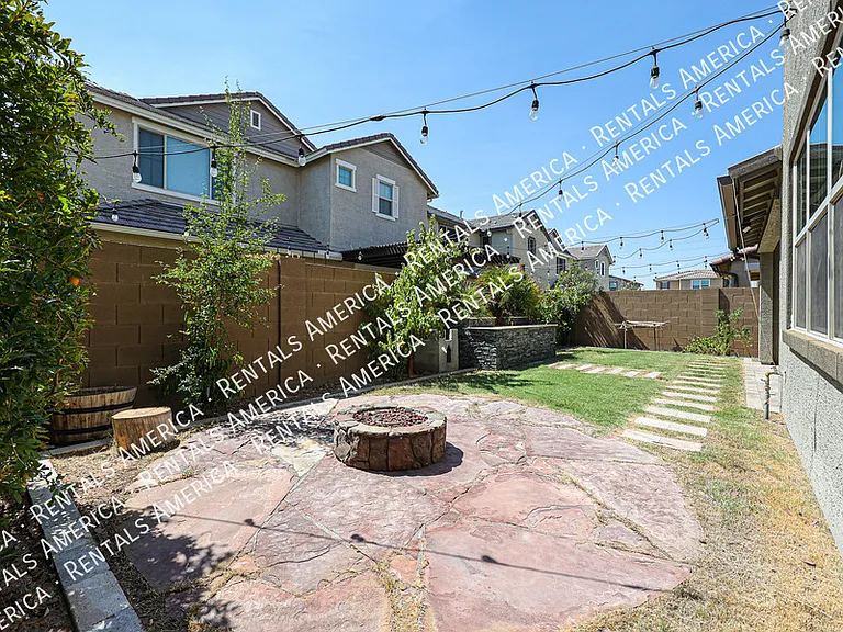 1051 E Armstrong Way — Photo 48