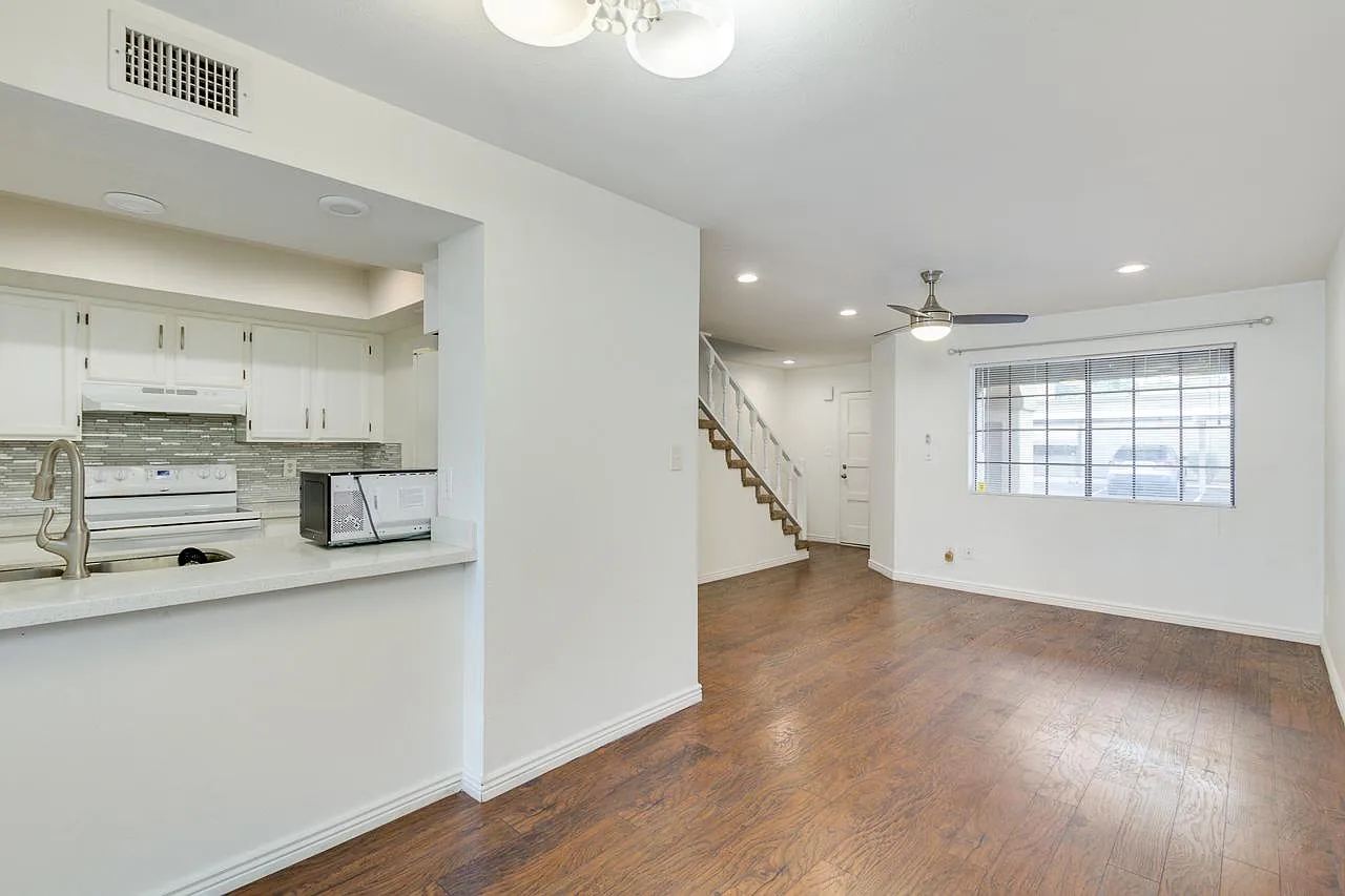 2 bed, 1075 sqft, $1,750 — Photo 2