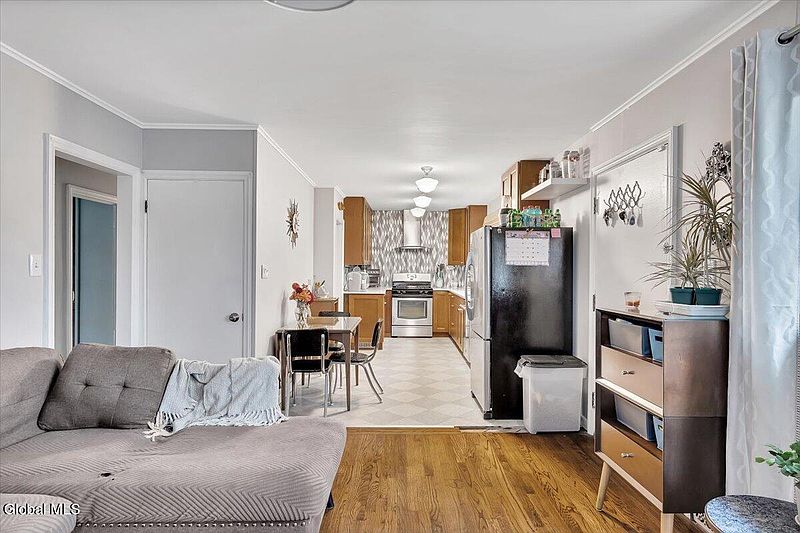 5th image of 39 Buell Street