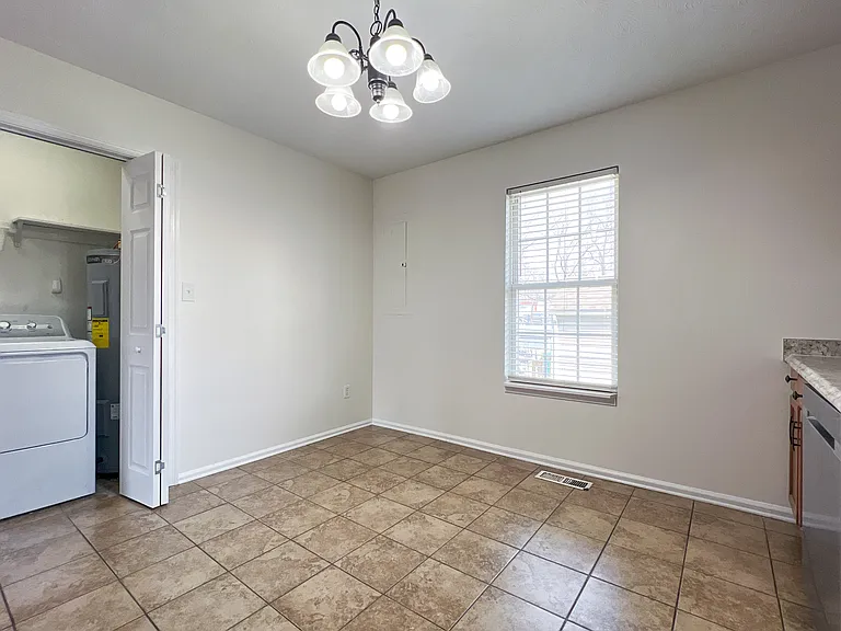 1451 N Delphine Ave — Photo 4