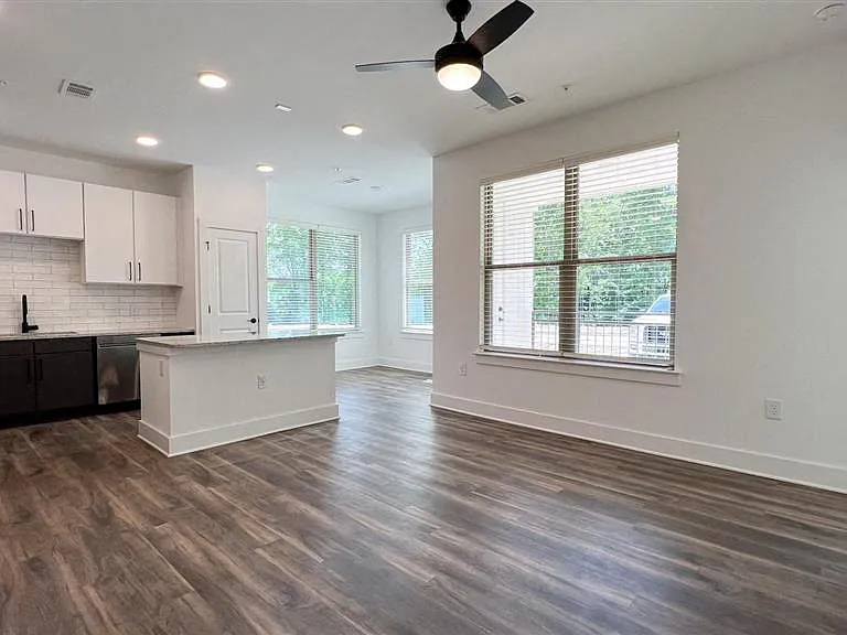 Elwood Apartments — Photo 10