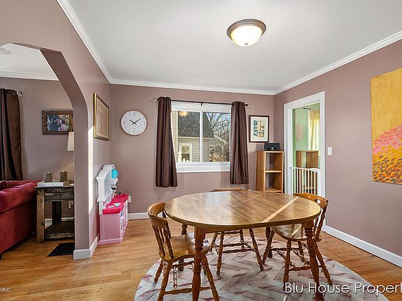 5th image of 252 Elmwood St NE