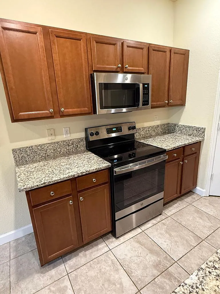 3 bed, 2010 sqft, $2,700 — Photo 3