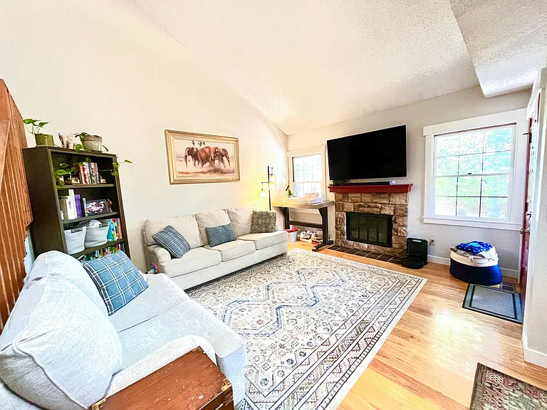 1872 Brookdale Dr — Photo 4