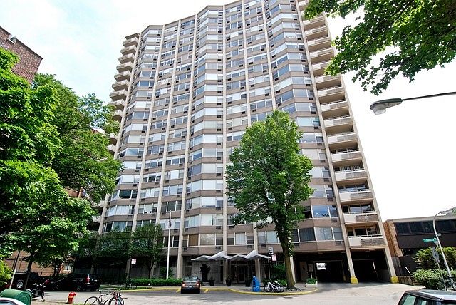 1st image of 555 W Cornelia Ave APT 1403