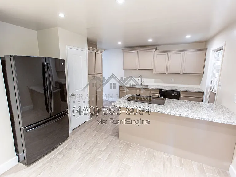 2533 E Blanche Dr — Photo 4