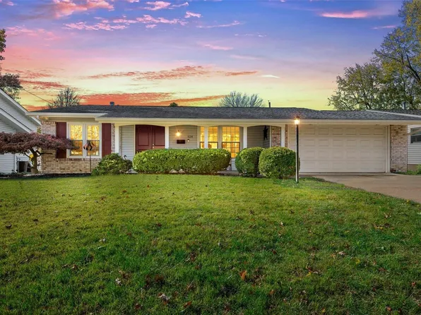 834 Coach Light Ln, Hazelwood, MO 63042