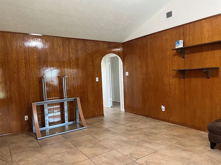 8831 Hendon Ln — Photo 3