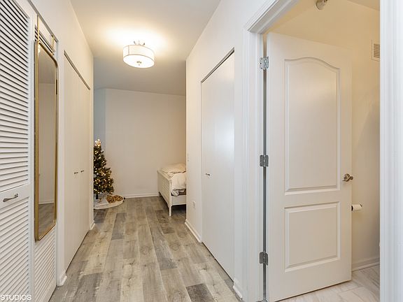 2nd image of 600 N Dearborn St APT 1707