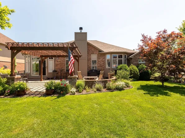 21295 Sienna Dr, Macomb Township, MI 48044