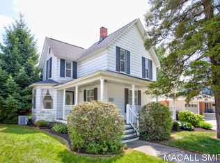 588 Crescent Dr, Holland, MI