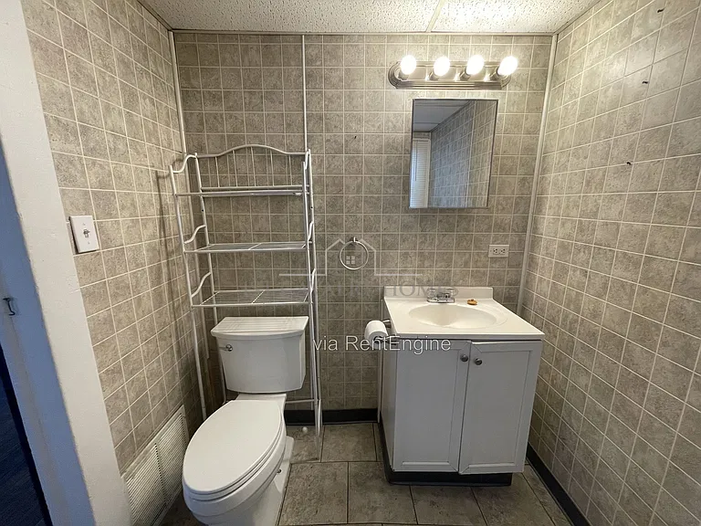 1052 Yale St #3 — Photo 16