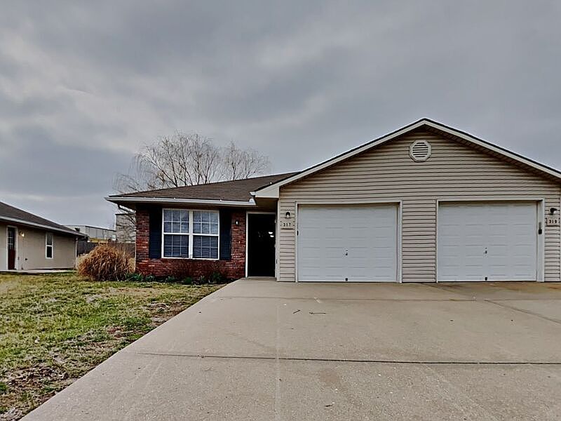 1st image of 317 NW Woodbury Dr