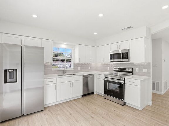 5th image of 1112 Laurel Oaks Ct