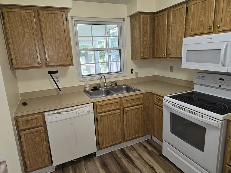7857 Cobdon Ave — Photo 3