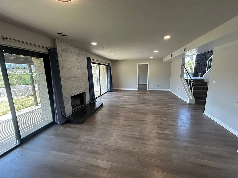 5402 Villas Dr — Photo 2