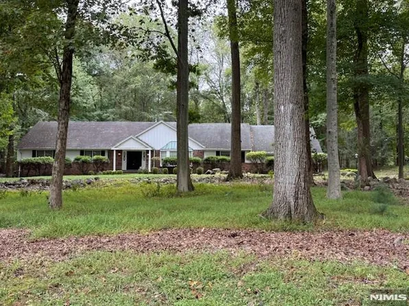 5 Elden Dr, Saddle River, NJ 07458