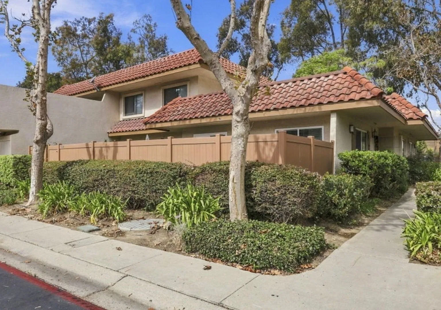 Ventura - Single story, three bedroom, two bathroom Parkside condo. — Photo 1
