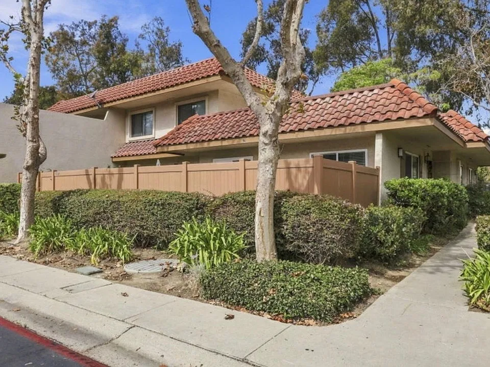 596 Melville Ln