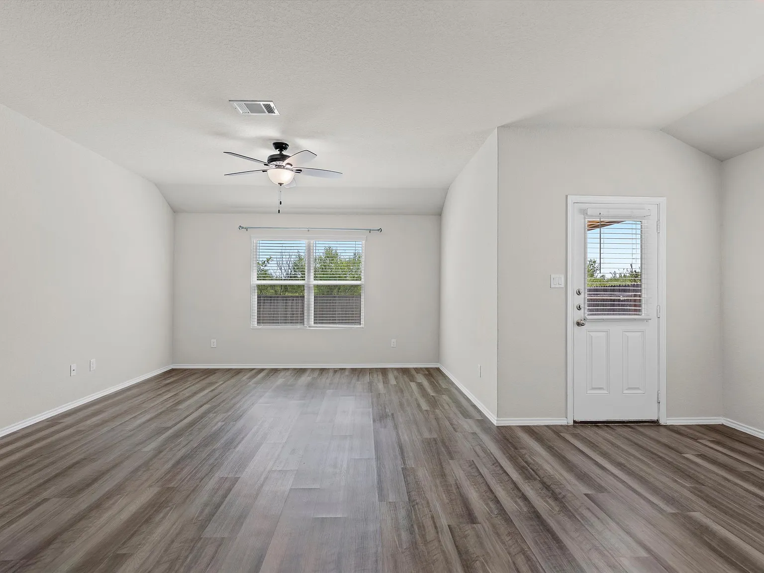 3 bed, 1458 sqft, $1,645 — Photo 4