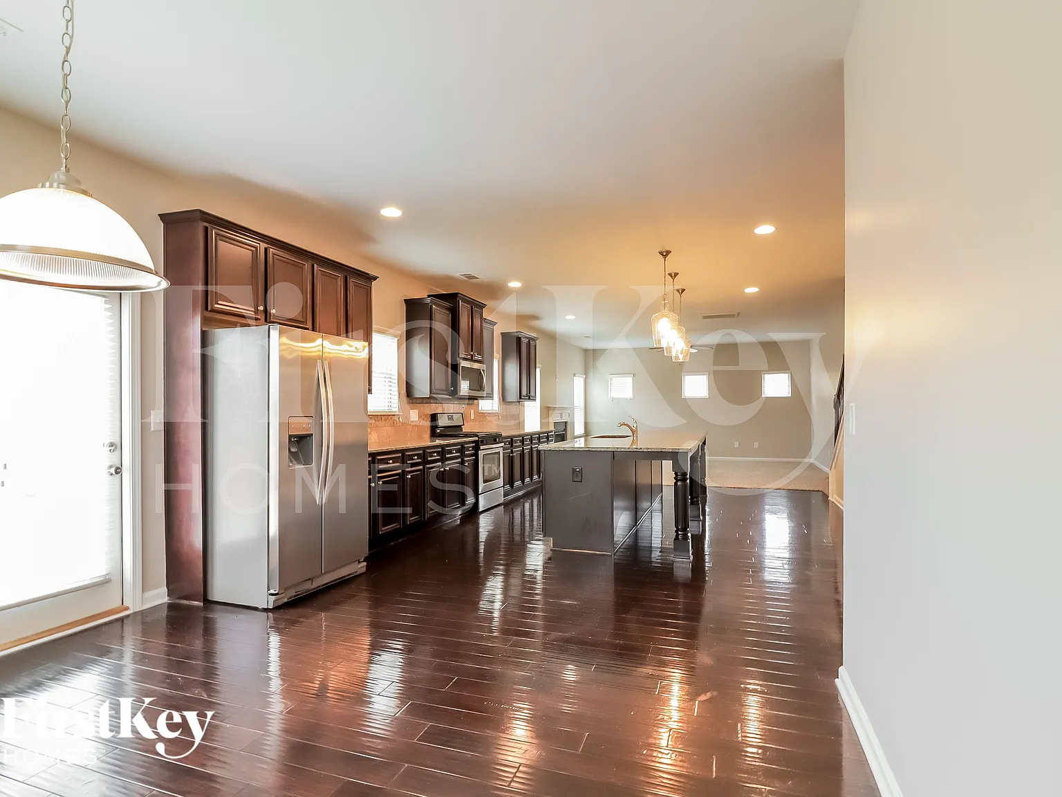 6 bed, 4.0 bath, 3776 sqft, $3,645 — Photo 4