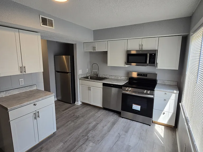 4049 Holly Cove Dr — Photo 2