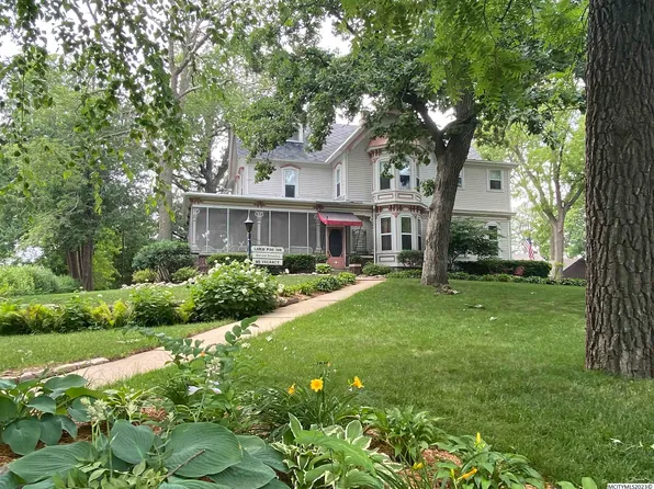 401 N 3rd St, Clear Lake, IA 50428