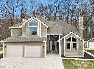 8155 Sheraton Park Dr, Fenton, MI