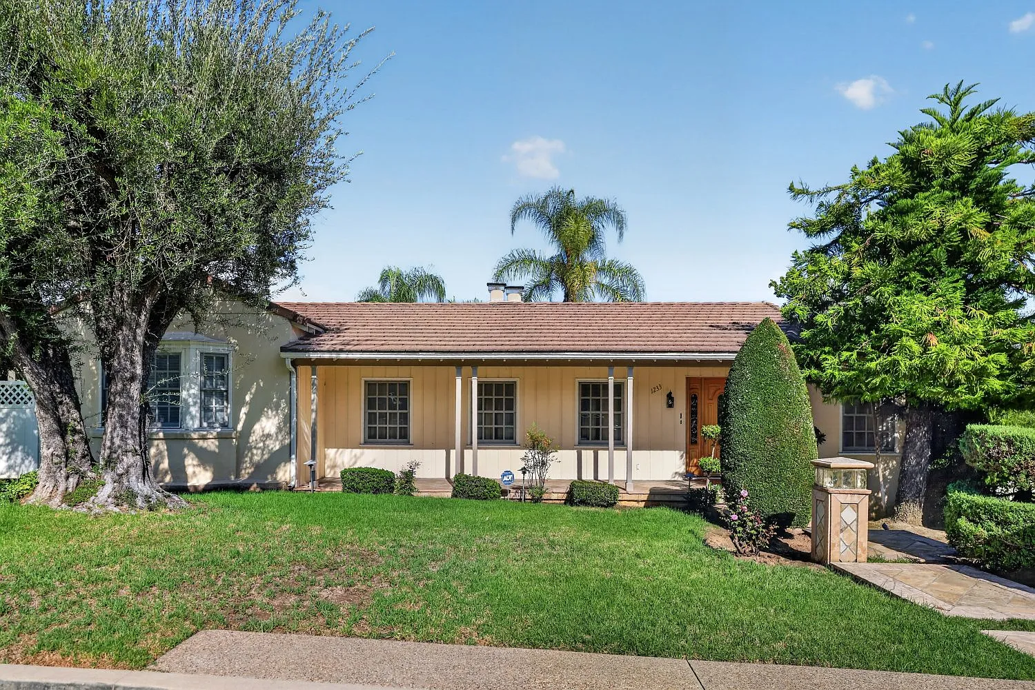 3 bed, 2017 sqft, $6,000 — Photo 2