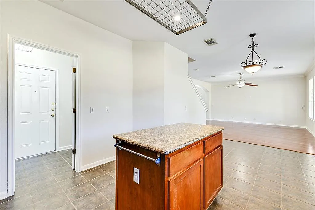 4 bed, 2.5 bath, 2746 sqft, $2,500 — Photo 4