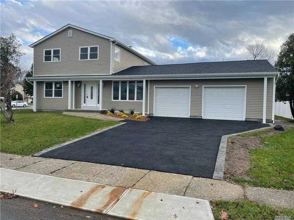 43 Lagoon Pl, East Islip, NY 11730