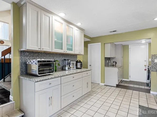 524 Westgate Dr, Edison, NJ 08820