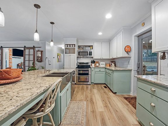 3rd image of 811 Hogans Branch Rd