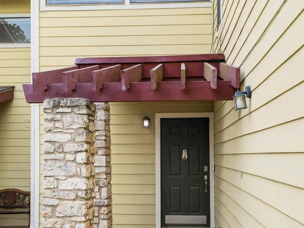 512 Eberhart Ln APT 204, Austin, TX 78745