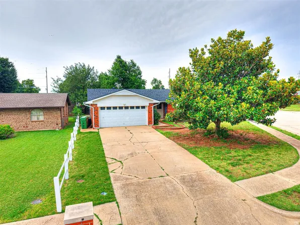 411 Oak Creek Dr, Yukon, OK 73099