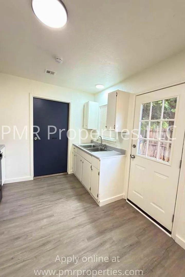 3 Bedrooms / 1 Bathroom House — Photo 3
