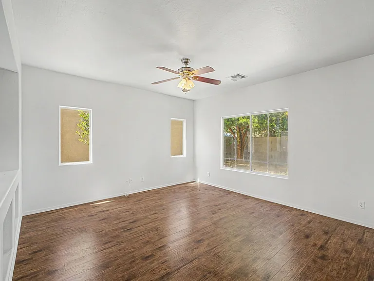 542 E Bartlett Way — Photo 5