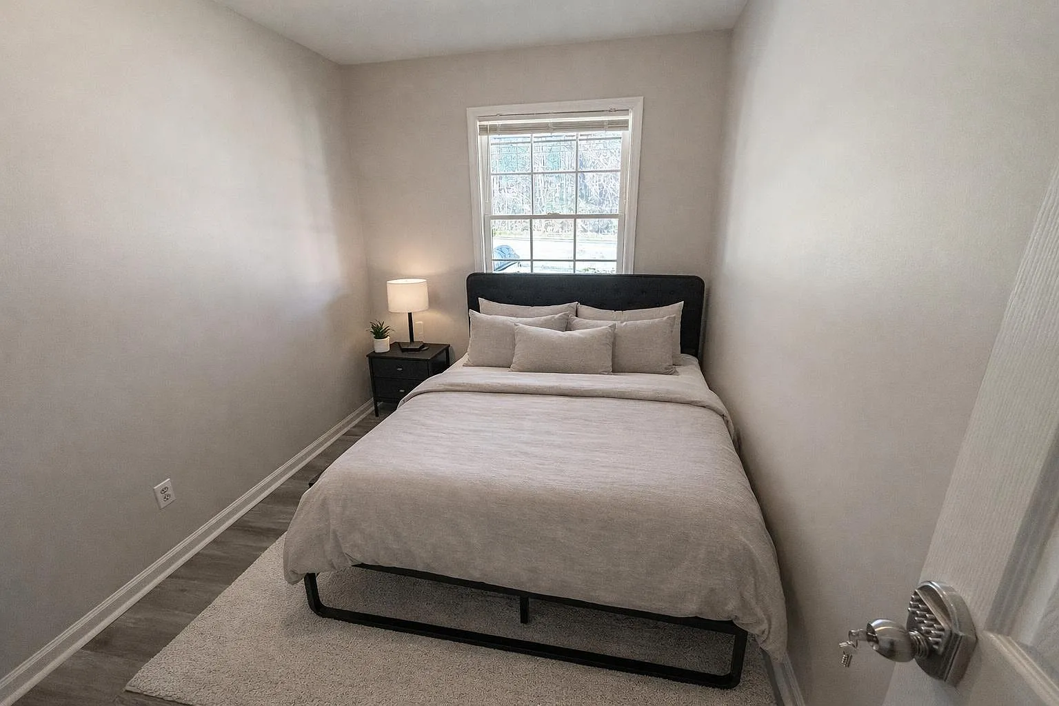 4 bed, 3.0 bath, 2100 sqft, $706 — Photo 1