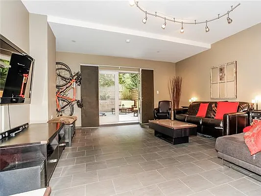 Sold by Avenue Sotheby's International Realty | media 19