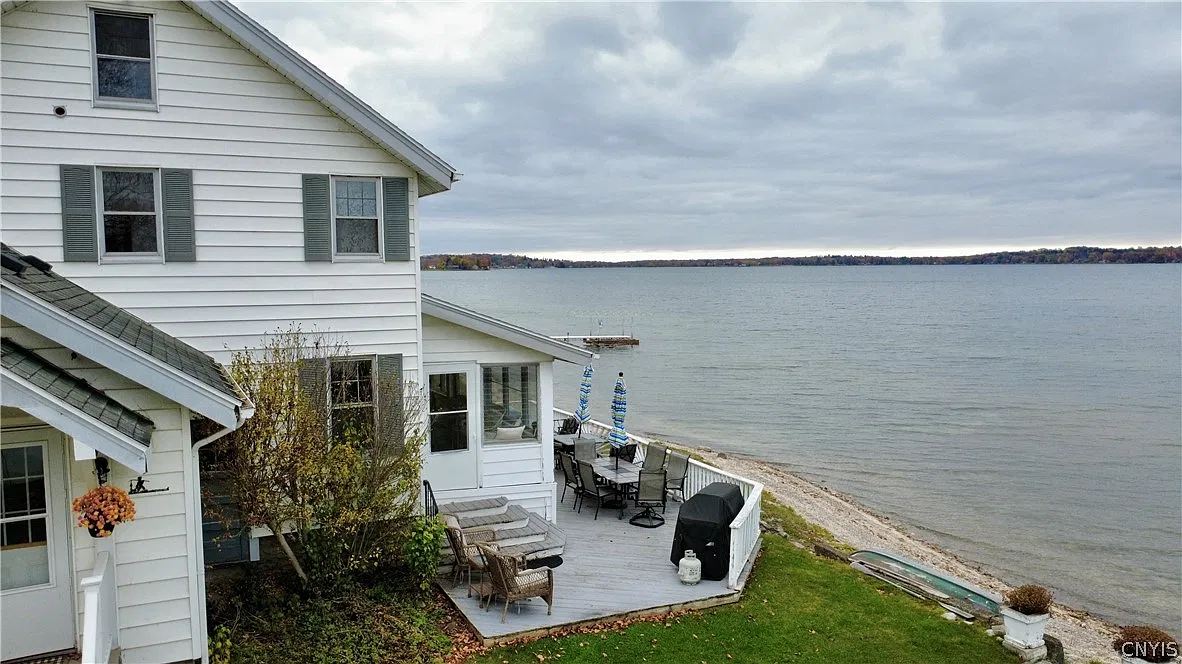 4 bed, 2.0 bath, 1596 sqft, $2,400 — Photo 3