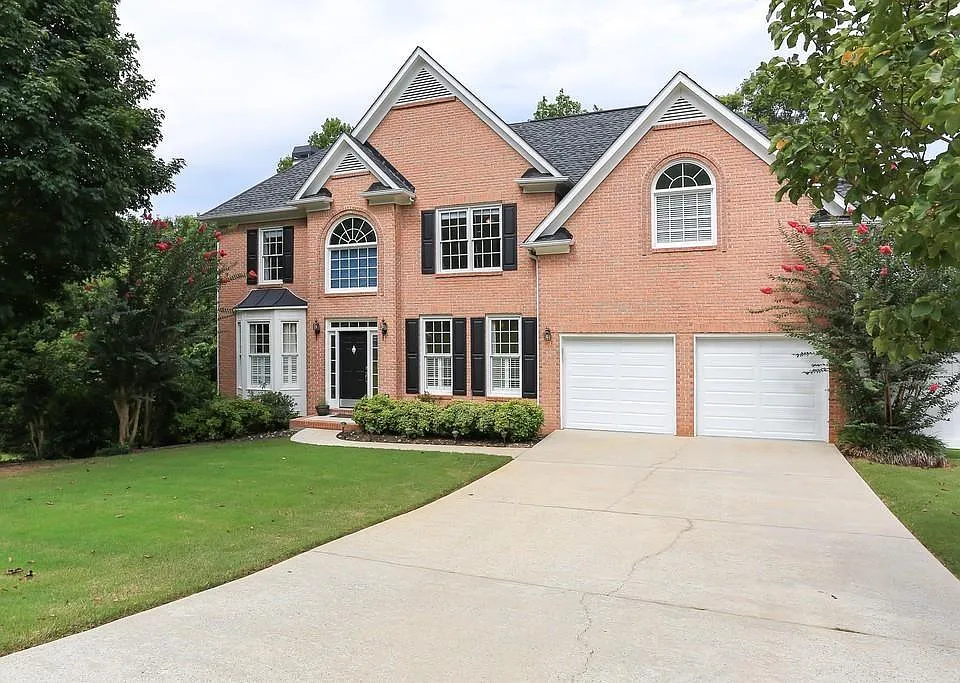 3119 Swallow Dr NE