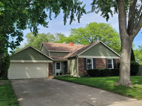 670 N Brentwood Dr, Crystal Lake, IL 60014
