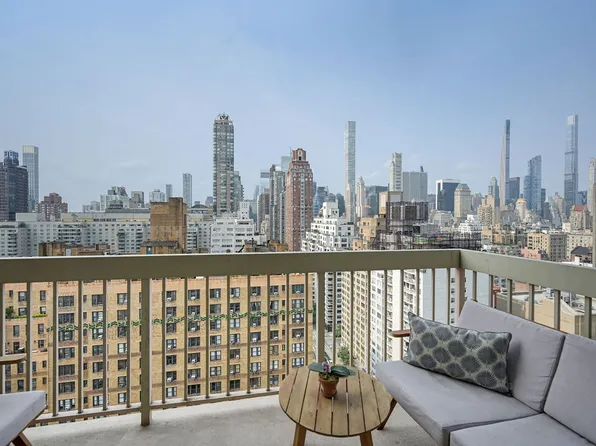 200 East 69th Street image 2 of 15