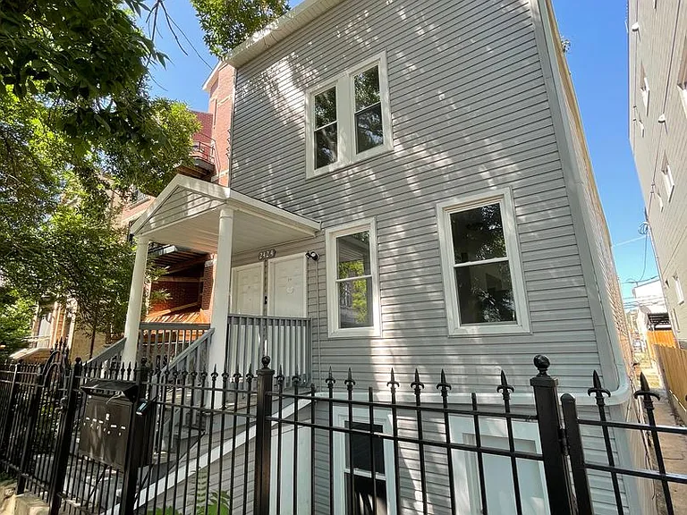 2424 W Iowa St — Photo 1