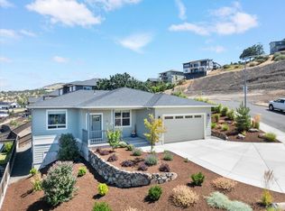 563 E La Strada Cir, Medford, OR
