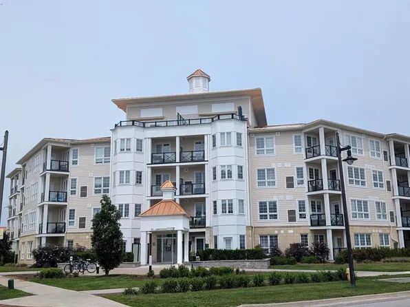 50 Lakebreeze Dr #307, Clarington, ON L1B 0V9