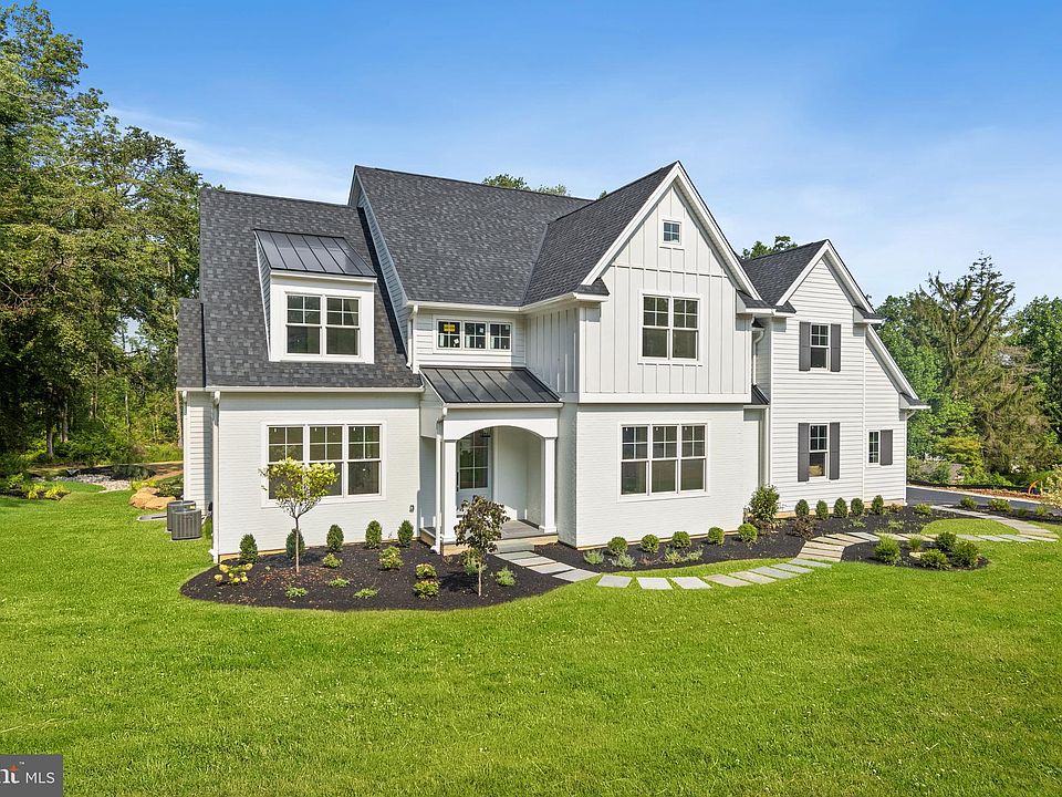 2nd image of 942 Forest Ln