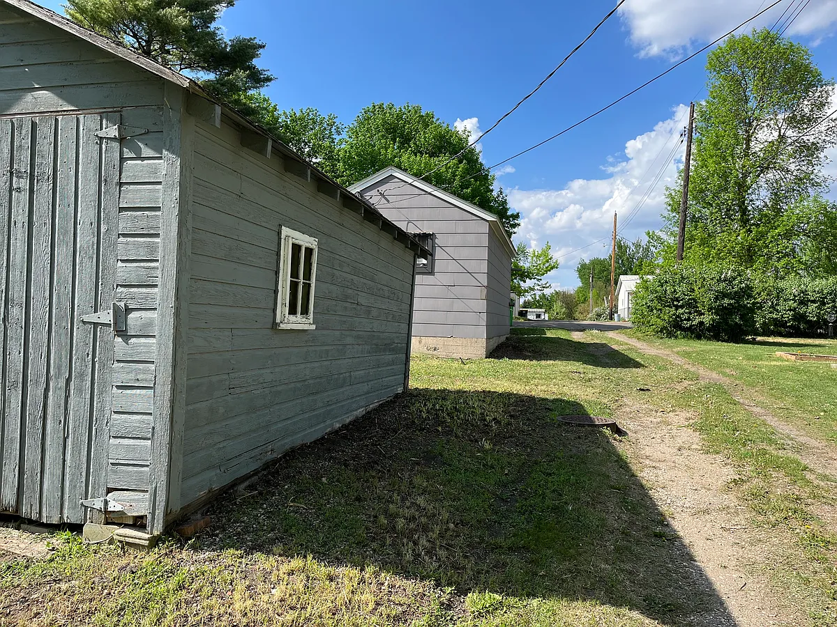 Building Photo - 405 Oak St