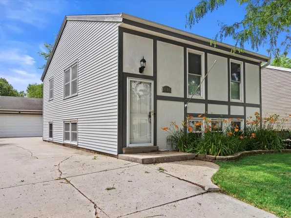 1716 Michael DRIVE, Waukesha, WI 53189
